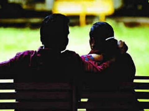 மாமியாரை மடக்கிப்போட்ட மருமகன்... மனைவியை விட்டுவிட்டு அத்தையுடன் தனிகுடித்தனம்