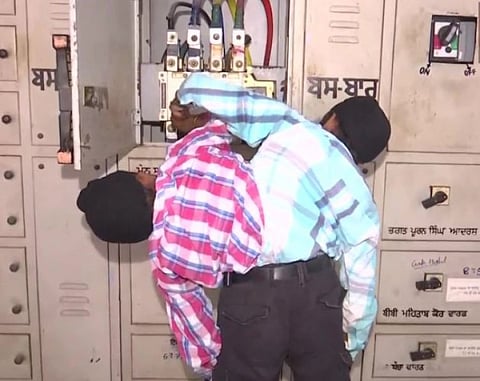 பெற்றோர்களால் கைவிடப்பட்ட ஒட்டி பிறந்த இரட்டையர்கள்...