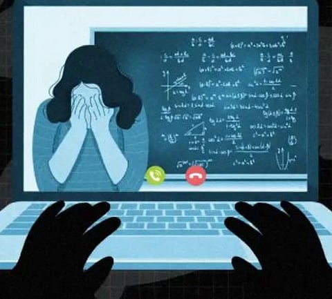 ஆன்லைன் வகுப்பில் பாடம் நடத்தாமல் ஆபாச புகைப்படங்களை கேட்ட ஆசிரியர்!!