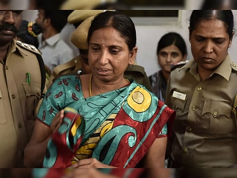 ஒரு மாத பரோலில் வெளியே வந்தார் நளினி ... கோரிக்கையை ஏற்று தமிழக அரசு நடவடிக்கை..