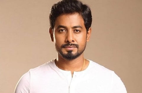 சும்மா நச்சுன்னு மூன்றே வார்த்தையில் கருத்து சொன்ன பிக்பாஸ் ஆரி!!