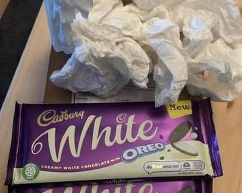 ஒரு லட்ச மதிப்புள்ள தொலைபேசியை ஆர்டர் செய்த நபருக்கு டெலிவரியான காஸ்ட்லி சாக்லேட்!!