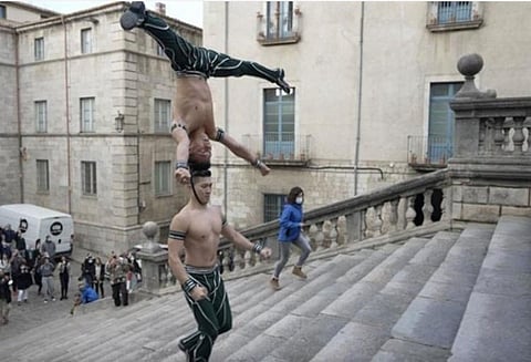 ஒருவர் தலையில் தலைகீழாக இன்னொருவர்...! 53 வினாடிகளில் 100 படிகள் ஏறி கின்னஸ் சாதனை