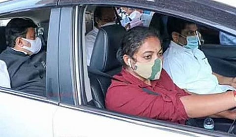 அஜித்பவாருக்கு வாகனம் ஓட்டும் பெண் போலீஸ்... குவியும் மந்திரிகளின் பாராட்டுக்கள்...