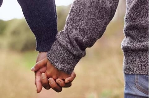 கள்ளக்காதலனுடன் ஜன்னல் வழியாக தப்பி ஓடிய மனைவி!! கண்டுபிடித்து தருமாறு கணவன் உருக்கம்...