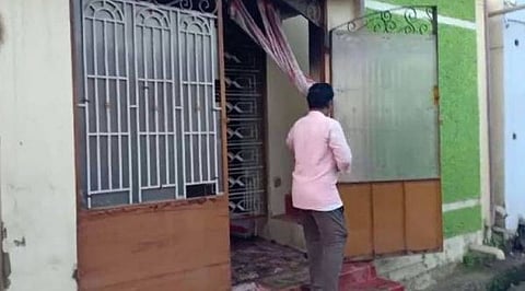 25 சவரன் நகையை ஆட்டைய போட்ட மர்மநபர்கள்!! கொள்ளையடித்ததோடு வீட்டிற்கும் தீ வைப்பு...