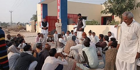 காணாமல் போன கழுதைகளை கண்டு பிடித்து தரக்கோரி காவல் நிலையத்தை முற்றுகையிட்ட மக்கள்!