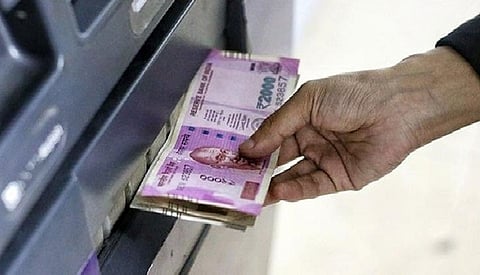 இன்று முதல் ஏடிஎம்களில் பணம் எடுக்க கட்டணம்...பீதியில் மக்கள்!