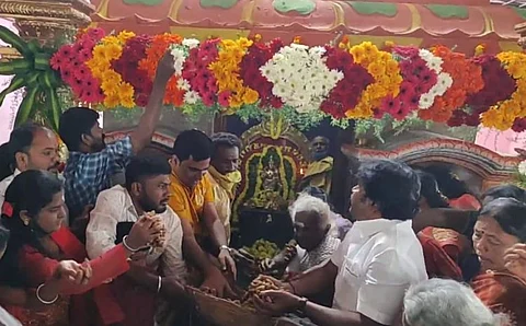 ஓசூரில் நடைபெற்ற கடலைக்காய் திருவிழா... ஆஞ்சநேயர் மீது கடலையை எறிந்து நூதன வழிபாடு...