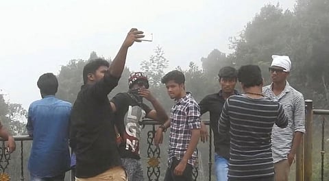 வார விடுமுறையை முன்னிட்டு ஊட்டி மற்றும் கொடைக்கானலுக்கு படையெடுத்த சுற்றுலா பயணிகள்!!..