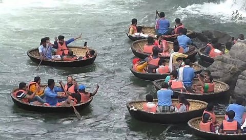 ஒகேனக்கல்லில் குவிந்த சுற்றுலாப் பயணிகள்... அருவியின் அழகை கண்டு ரசித்தனர்...