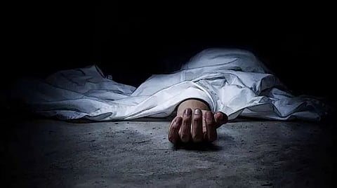 சிகிச்சை அளிக்க தாமதம்....ஆத்திரத்தில்  கண்ணாடியை உடைத்த வாலிபர் நரம்பு அறுந்து பலி..!....!