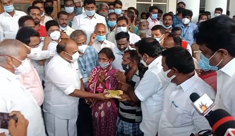 துப்பாக்கி குண்டு பாய்ந்து சிகிச்சை பெறும் சிறுவன் : பெற்றோருக்கு அமைச்சர் மெய்யநாதன் ஆறுதல்