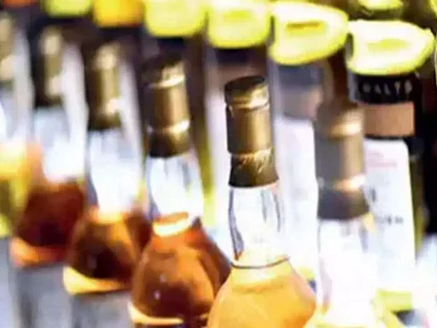 மதுபான கடைகள் தனியார்மயமாக்கல் - டெல்லி அரசுக்கு எதிராக பாஜகவினர் போராட்டம்
