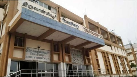 சென்னை புறநகர் இரயில் நிலையத்தில் துப்பாக்கி முனையில் பணத்தை கொள்ளையடித்த மர்ம கும்பல்!!திருவான்மியூரில் பரபரப்பு...