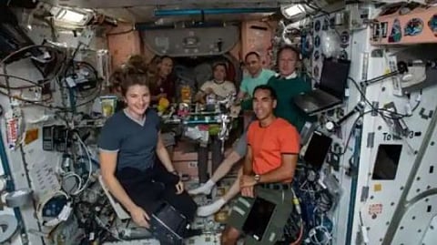 புத்தாண்டை விண்வெளியில் கொண்டாடி தள்ளிய மனிதர்கள்!!