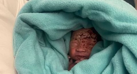 விமான கழிவறையின் குப்பைத் தொட்டியில் கிடந்த பச்சிளம் குழந்தை...