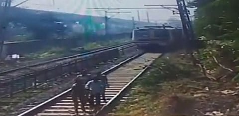 போட்ரா தம்பி பிரேக்க...ரயிலை நிறுத்திய ஓட்டுநர்!!தலையில் தட்டி தூக்கிய போலீசார்