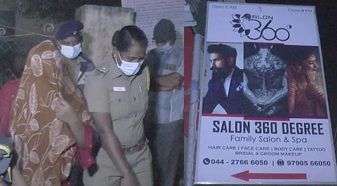 மசாஜ் சென்டரில் பாலியல் தொழில் : உரிமையாளர் உள்ளிட்ட 4 பேர் கைது!!