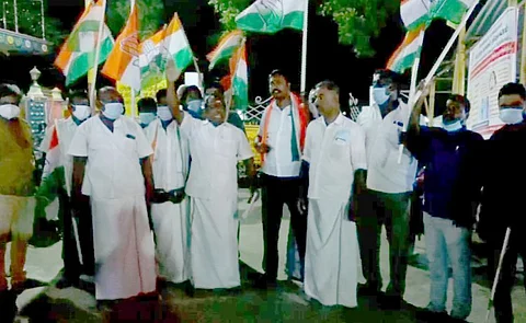 காங்கிரஸ் தலைவர்கள் படங்களை தீயிட்டு கொளுத்திய பா.ஜ.க.வினர் : கைது செய்ய கோரி காங்கிரசார் ஆர்ப்பாட்டம்!!