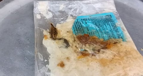 ஊறுகாய் பாக்கெட்டில் இறந்து கிடந்த பூரான்.!