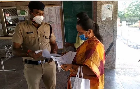 2 டோஸ் தடுப்பூசி போட்டால் மட்டுமே புறநகர் ரயில்களில் பயணிக்கலாம் : புதிய விதிமுறையால் பயணிகள் அவதி!!