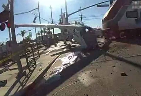 தண்டவாளத்தில் விழுந்த விமானம்...நொடிப்பொழுதில் உயிர்தப்பிய விமானி...பதைபதைக்கும் வீடியோ காட்சி