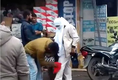 பேண்டில் ஏற்பட்ட சேற்று கறை... கறையை துடைத்த பின்பும்  கன்னத்தில் அறைந்த  பெண்!!