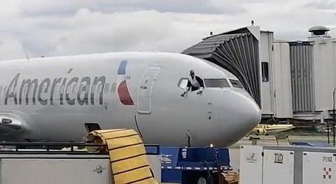 விமானி அறைக்குள் புகுந்த பயணி...கட்டுபாட்டு கருவிகளை உடைத்த சம்பவம்...