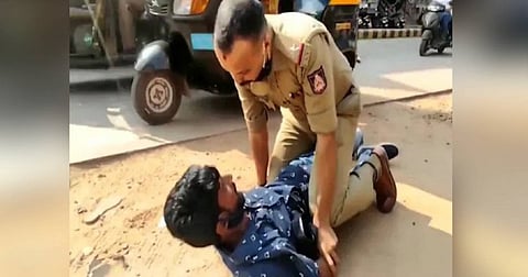 சினிமா பாணியில் திருடர்களை விரட்டி பிடித்த காவலரை பாராட்டி ரூ.10 ஆயிரம் பரிசு வழங்கிய காவல் ஆணையர்..!