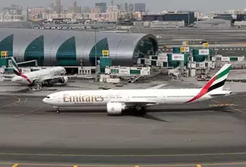 இந்தியாவுக்கு புறப்பட இருந்த இரண்டு விமானங்கள் மோத இருந்த விபரீதம்!! 5 நிமிட இடைவெளியில் நடந்த அதிசயம்...