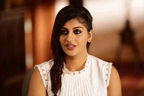 பாவாடை தாவணி காஸ்ட்யூமில் ’சாமி சாமி’ பாடலுக்கு செம குத்தாட்டம் போட்ட யாஷிகா ஆனந்த்!!