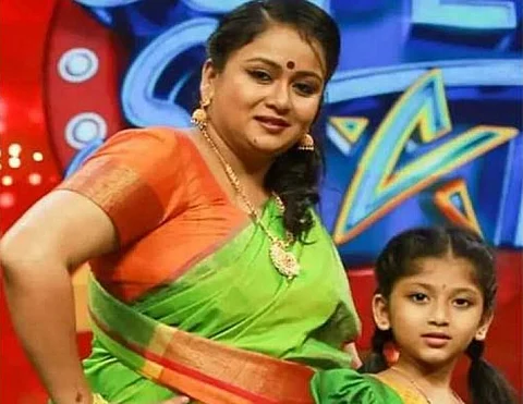 பிரபல நடிகையின் கண்முன்னே லாரி மோதி உயிரிழந்த மகள்!! நெஞ்சை உலுக்கும் சம்பவம்