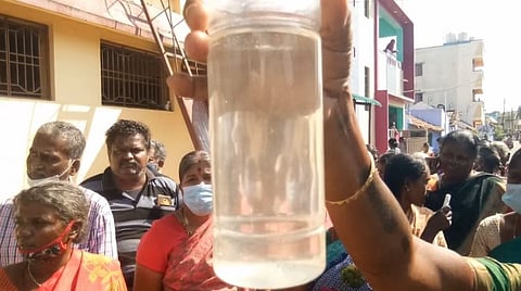 குடிநீரில் கலந்த புழுவால் காய்ச்சலில் பரிதவிக்கும் குழந்தைகள்!! நிர்வாகத்தினரை கண்டிக்கும் கிராம மக்கள்