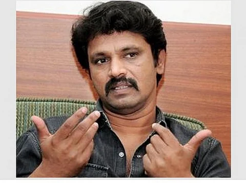 சொந்த ஊரில் சாதிக்கலவரம்..! பொங்கி எழுந்து இயக்குனர் சேரன் போட்ட பரபரப்பு ட்வீட்..!!