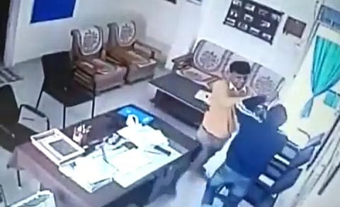 தடுப்பூசி விழிப்புணர்வு ஏற்படுத்துமாறு வலியுறுத்திய கல்லூரி முதல்வர்!! சரமாரியாக தாக்கிய உதவி பேராசிரியர்- வைரல் வீடியோ