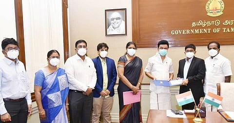 கிராண்ட் மாஸ்டர் பட்டம் வென்ற மாணவருக்கு ரூ.8 லட்சம்  வழங்கினார் முதலமைச்சர்