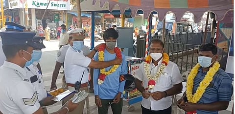 முகக்கவசம் அணிந்து வந்த வாகன ஓட்டிகள்...மாலை அணிவித்து பாராட்டிய போக்குவரத்து போலீசார்!!