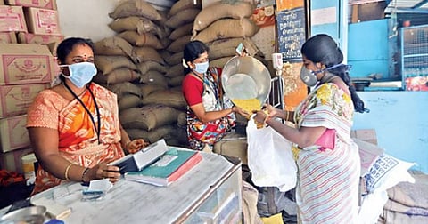 குடும்ப அட்டைதாரர்களுக்கு தடையின்றி பொருட்களை வழங்க உத்தரவு.!!