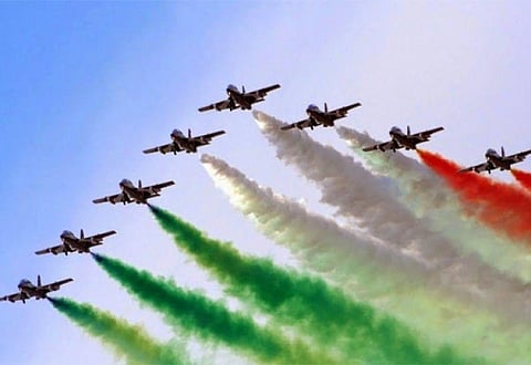 குடியரசு தின விழாவில் வானில் வட்டமடித்த ராணுவ விமானங்களின் வான் நோக்கு காட்சி!! இணையத்தில் வைரல்