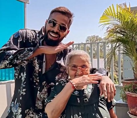 புஷ்பா பாடலுக்கு பாட்டியுடன் நடனம் ஆடிய இந்திய கிரிக்கெட் வீரர் ஹர்திக் பாண்டியா!! இணையத்தில் வைரலான வீடியோ