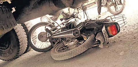 பயங்கரமான சாலைவிபத்தில் ஒரே குடும்பத்தைச் சேர்ந்த தந்தை - மகன் - மகள் பலியான சோகம்!! செங்கல்பட்டில் பரபரப்பு