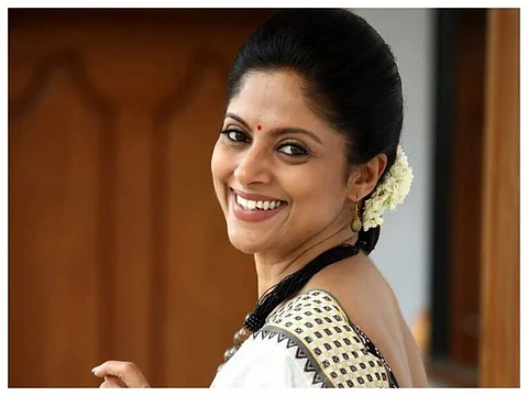 நதியாவுக்கு என்ன தான் ஆச்சு? வெட்டுக்காயத்துடன் கூடிய புகைப்படம் இணையத்தில் வைரல்!!