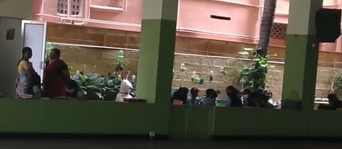 சேலம்: கல்வி கட்டணம் செலுத்தாத மாணவிகளை வகுப்பறைக்கு வெளியே அமர வைப்பு