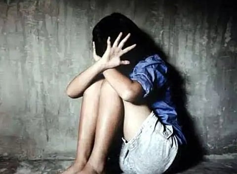 பெற்ற மகளையே பயமுறுத்தி உல்லாசம் அனுபவித்த காமவெறிப் பிடித்த தந்தை!!