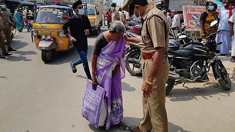 அறுந்துப்போன மூதாட்டியின் செருப்பை சரிசெய்து தனது கையால் மாட்டிவிட்ட காவலர்!! மனதை நெகிழ வைக்கும் புகைப்படம்!!