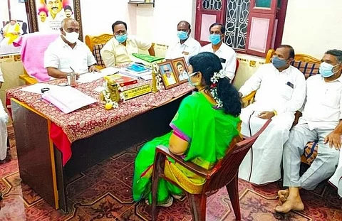 உள்ளாட்சி தேர்தல்... கடைசி நேரத்தில் களமிறங்கிய அமைச்சரின் மனைவி..!