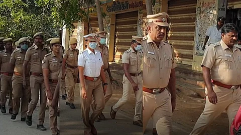 மதுரை: பொதுமக்கள் அச்சமின்றி வாக்களிக்க.. போலீஸ் அணிவகுப்பு!!