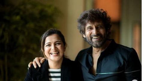 பிரபல தொகுப்பாளினி டிடி கேட்டதற்காக நடிகர் விக்ரம் நொடியில் செய்த காரியம்!!