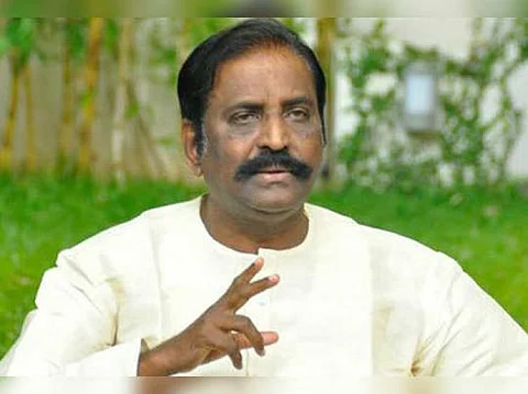 ஹிஜாப்... ஆடை என்பது மானம், எந்த ஆடை என்பது உரிமை.. இரண்டையும் பறிக்க வேண்டாம் - வைரமுத்து